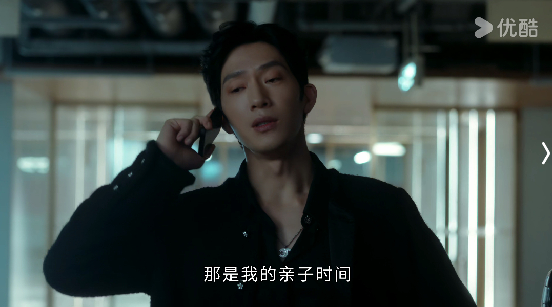 以后我接电话也要像Luke这样把手举高来 ​​​
