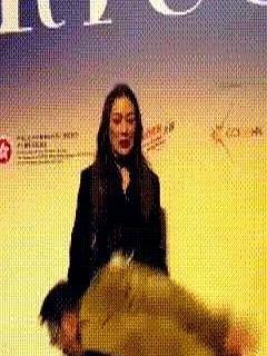 任达华老婆给所有人提了一个醒。
 

任达华摔倒时老婆没伸手扶，因记着医生说硬拉