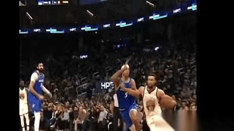 连推带拽，就差直接把人球衣给扒下来了。
裁判就站在两米开外，眼睁睁看着。
没响哨