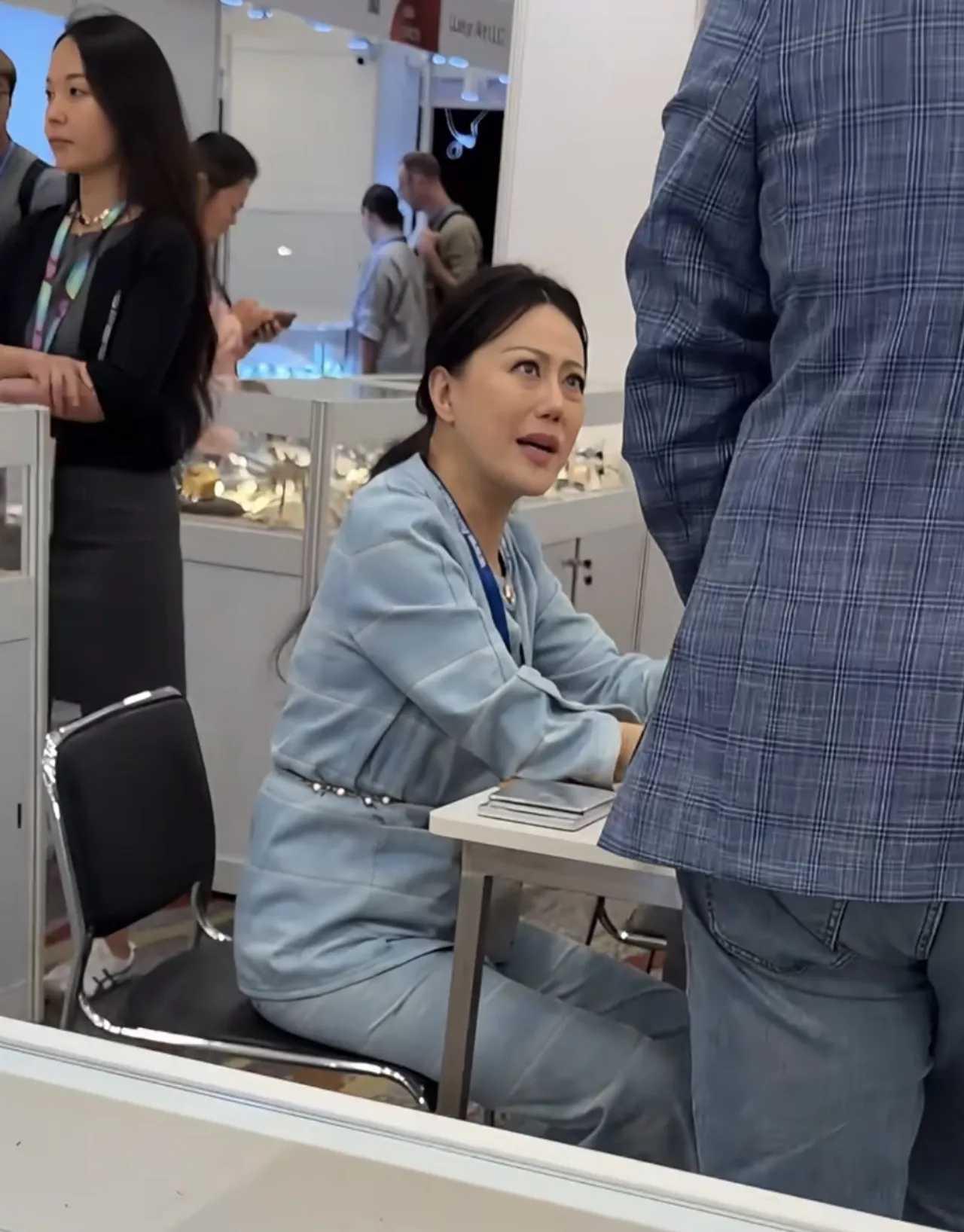 章小蕙逛香港珠宝展，气质出众尽显优雅魅力
63岁章小蕙亮相香港珠宝展，身形清瘦体