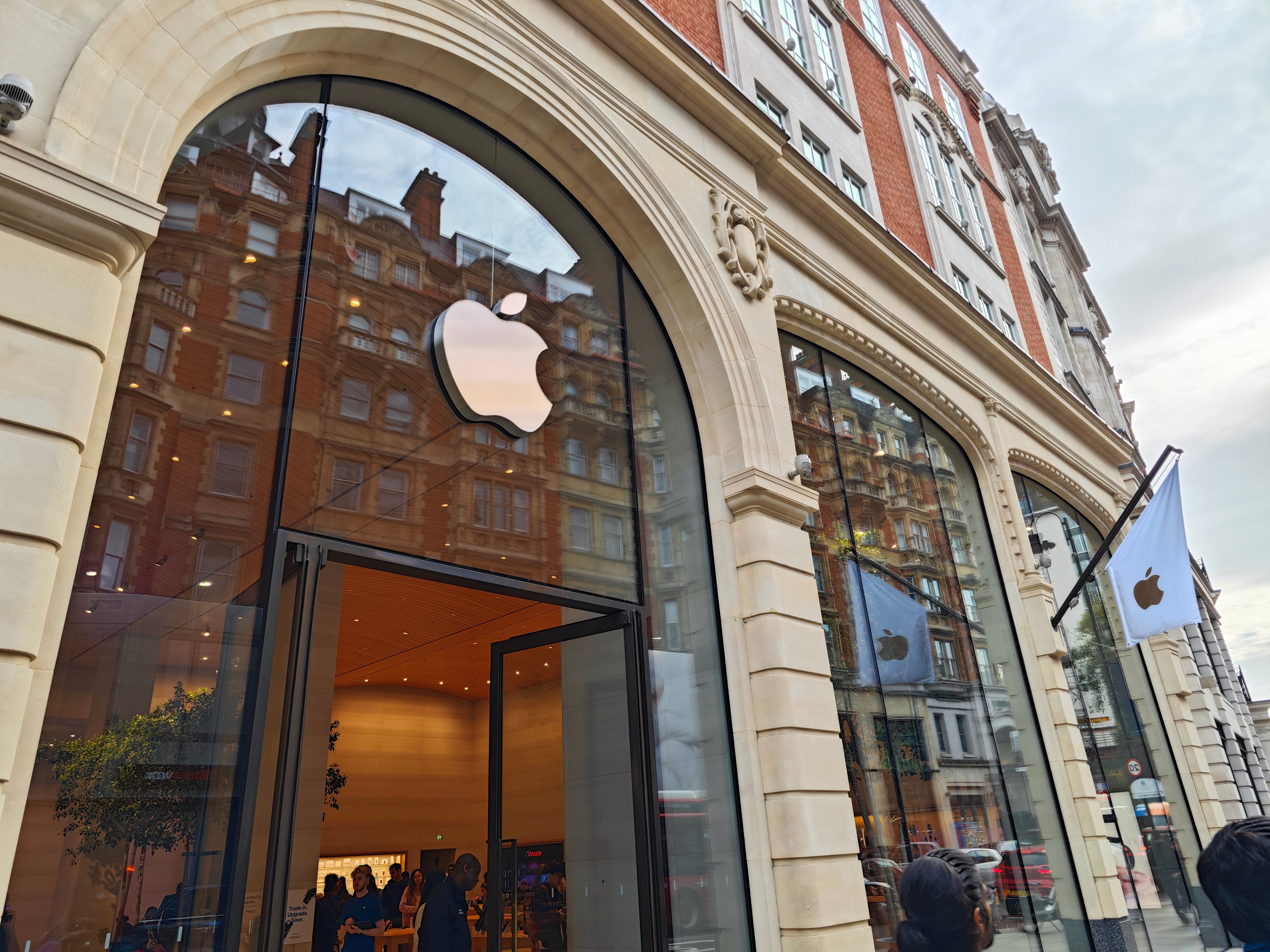 #iPhone15Pro蓝色钛金属价格暴跌#假期路过伦敦Apple Store，