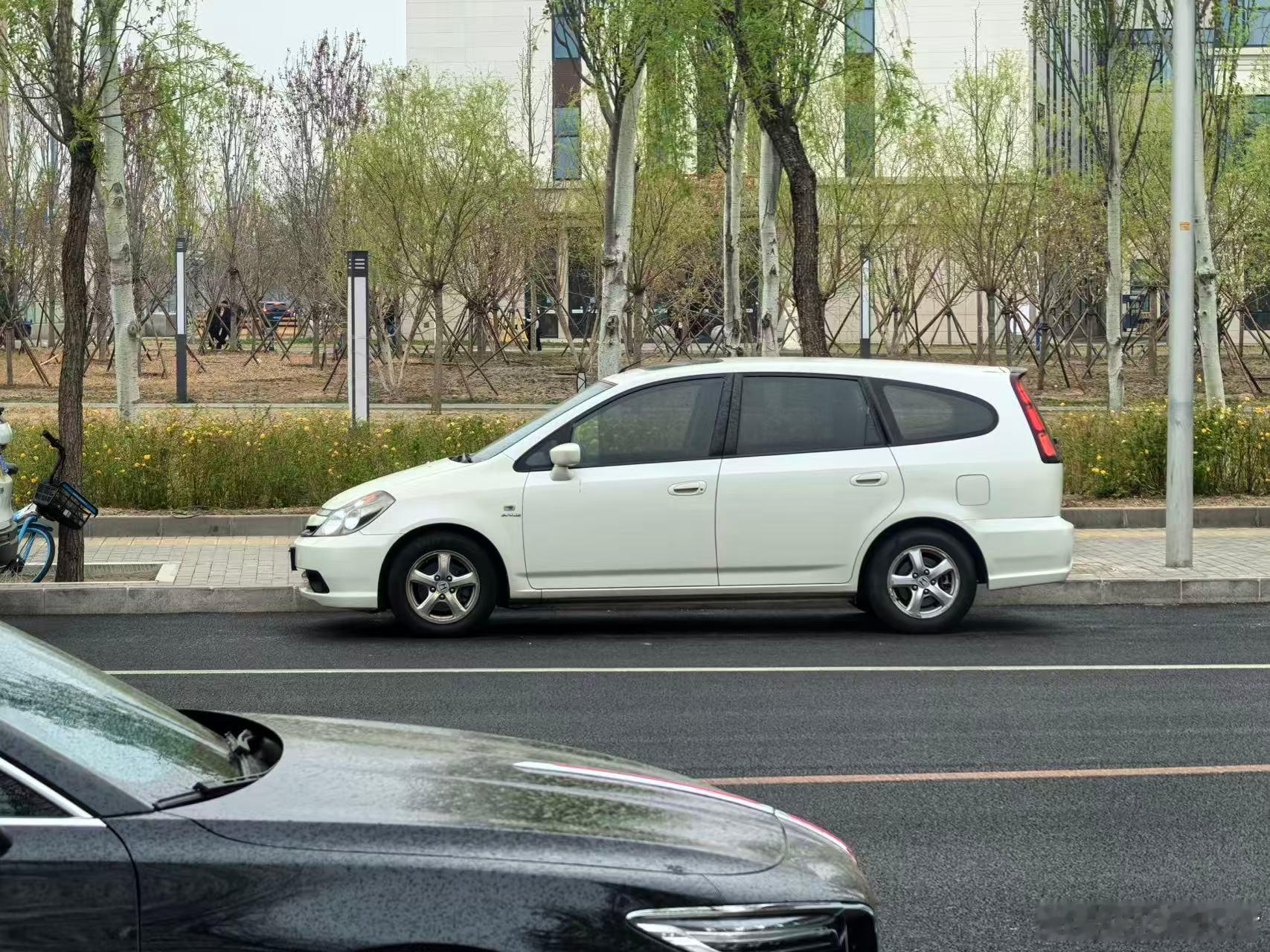 偶遇本田时韵，本田杰德的前身，侧面线条简洁干练很有辨识度，本田空间魔术师的力作之