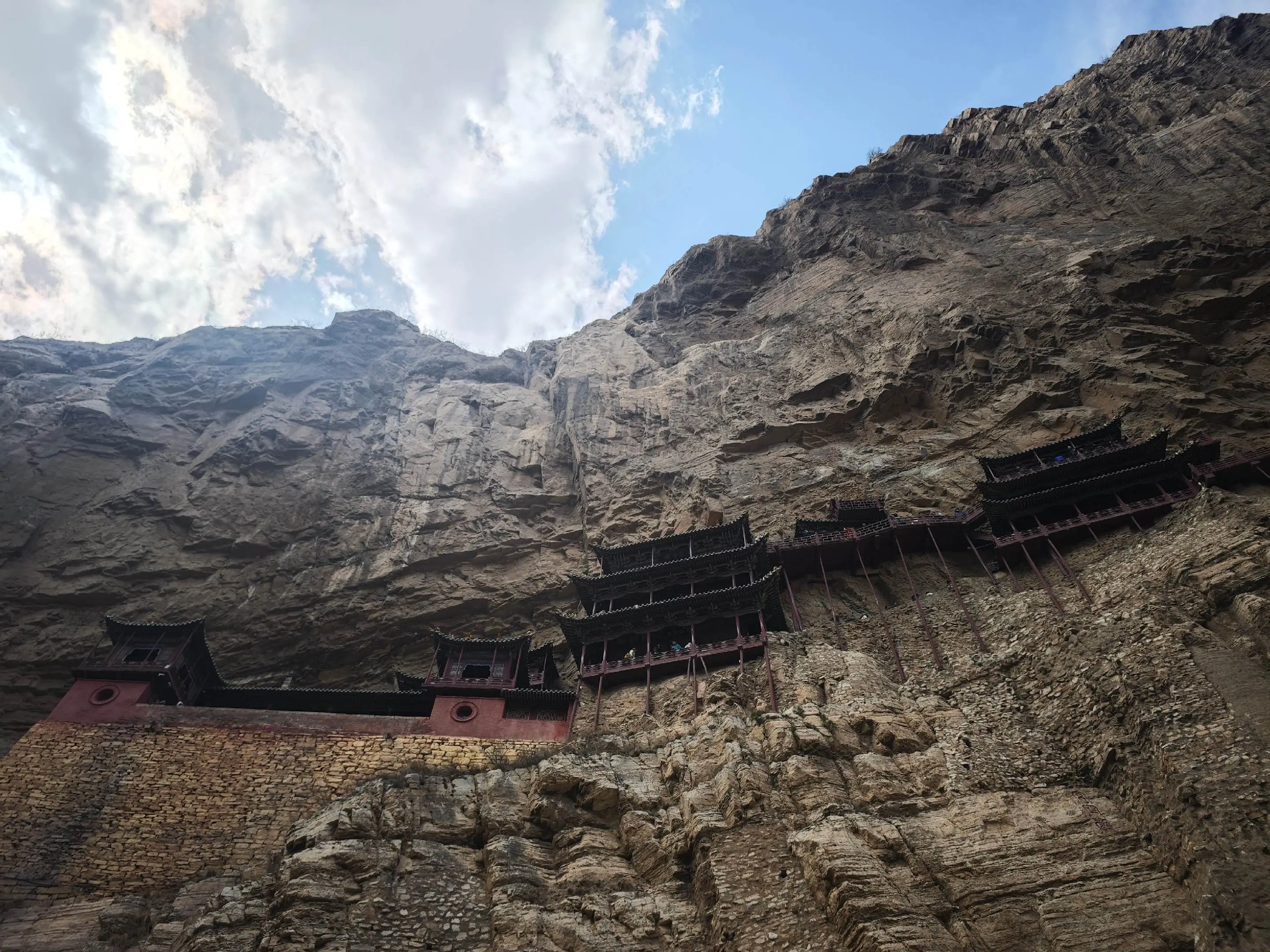 悬空寺。始建于公元491年北魏太和十五年，距今1500多年，经过历代重...