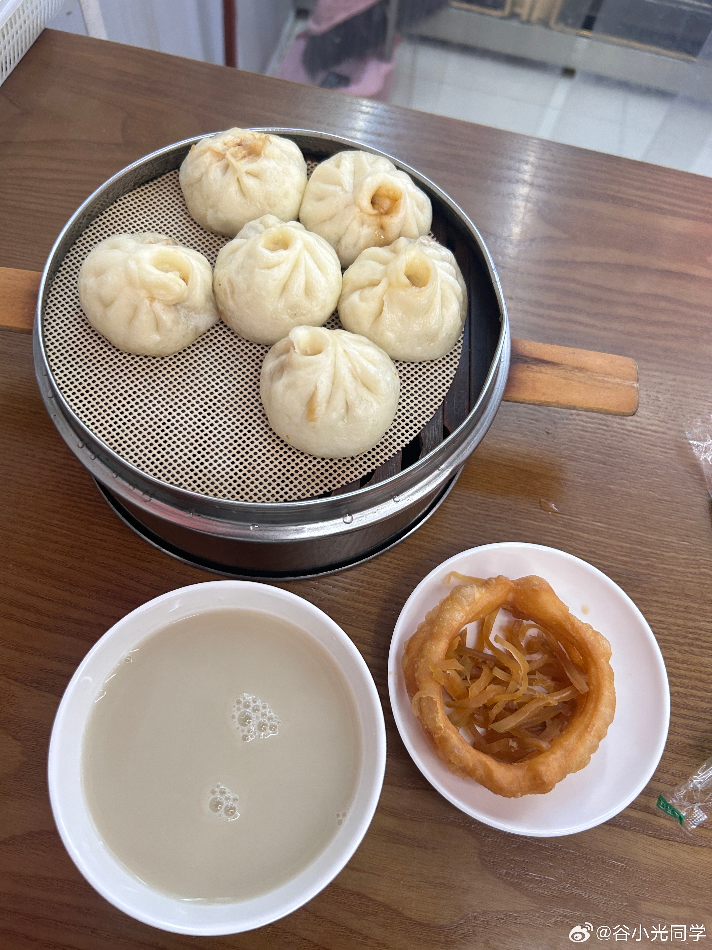 当小狗第一次喝豆汁这玩真不好喝，不过喜欢喝的，那我也尊重，喝起来有一股淡淡的潲水