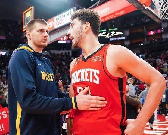 近日，NBA名宿巴克利在节目中点评了NBA球队的休赛期操作。巴克利认为，掘金和火