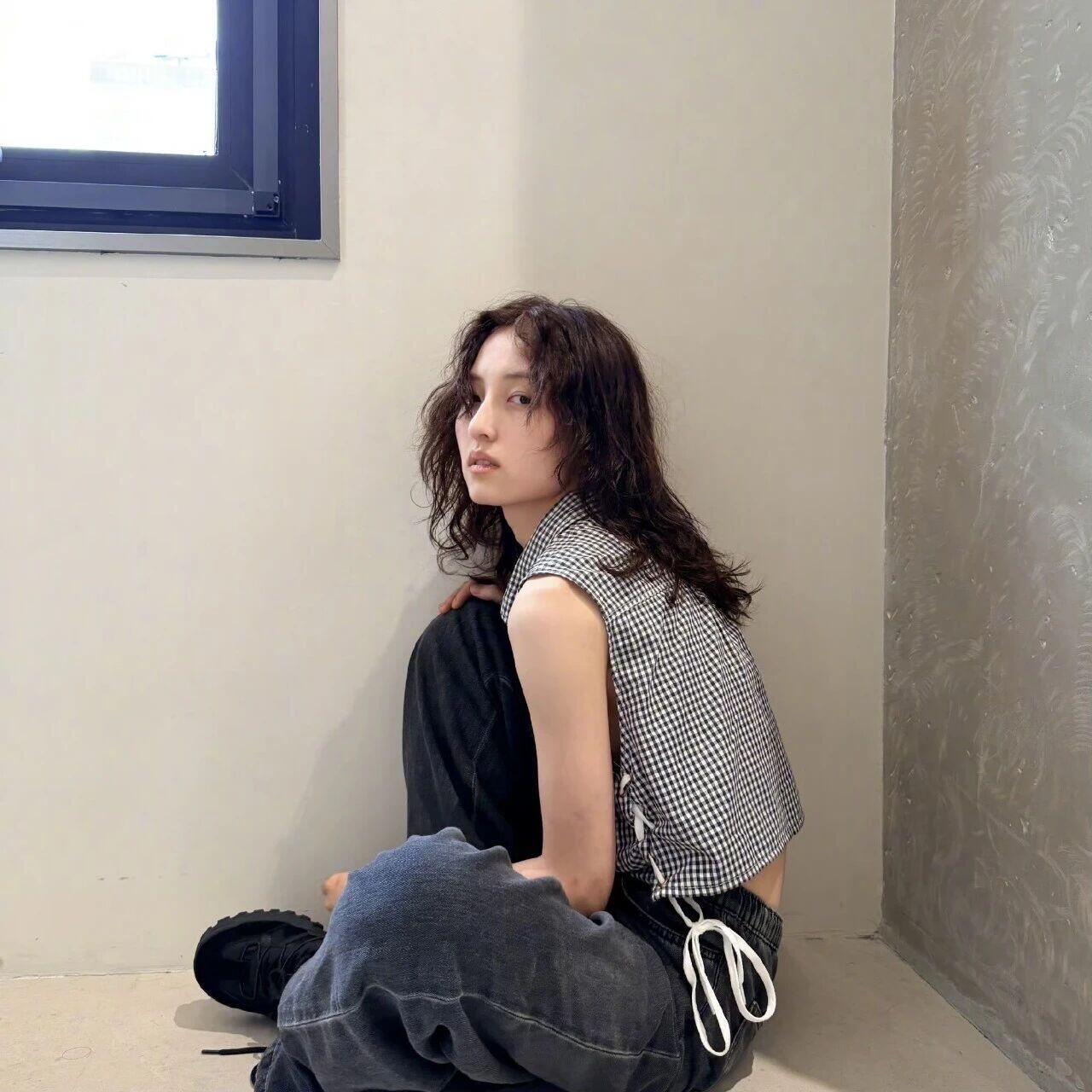 张子枫怎么瘦成这样了张子枫怎么瘦成这样了🥺宽松穿搭露出一截腹肌，整个人chil