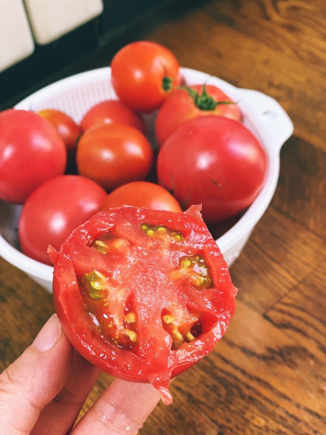 超市里随便就能买到有番茄味儿的番茄🍅就是那种小时候的味道想炒个番茄炒鸡蛋  ​