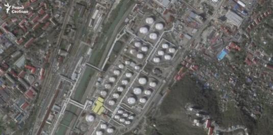 【乌克兰报告称，在对俄罗斯炼油厂的打击后，油料设施受损。】乌克兰总参谋部表示，在