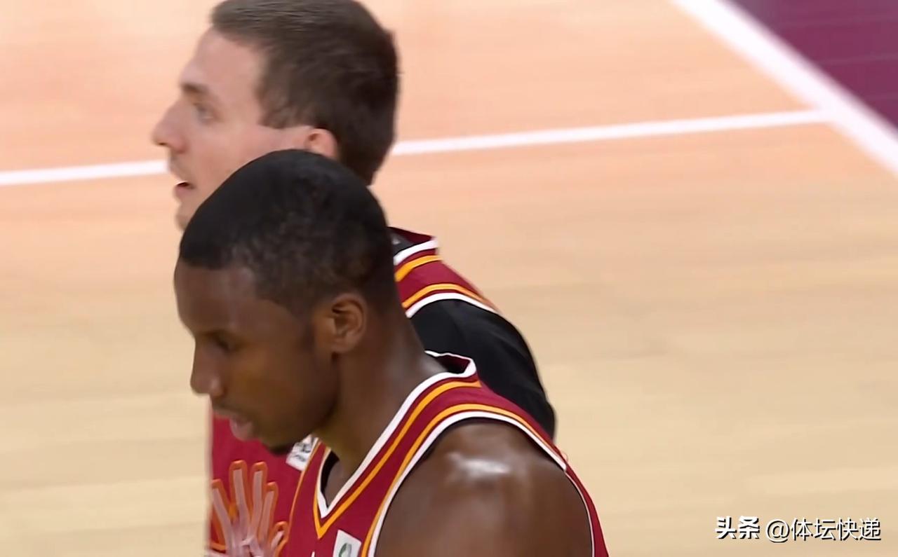 晋沪大战山西汾酒不敌上海久事遭对手三连杀。山西汾酒与上海久事本赛季两度交手，均负