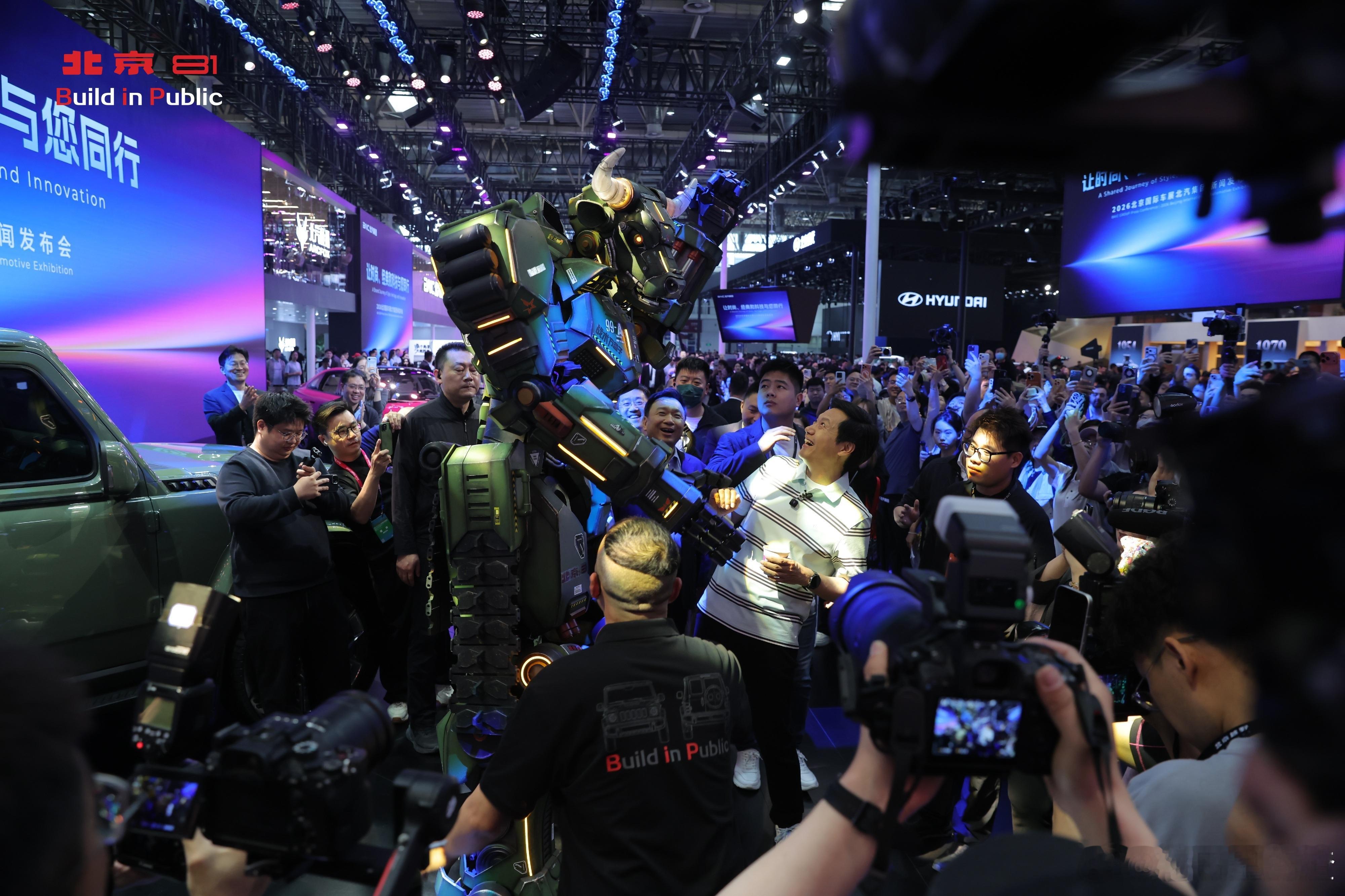 北京81展台曝雷了北京81战术方盒子🚜北京81火了！雷军亲测站台，战术方盒子开