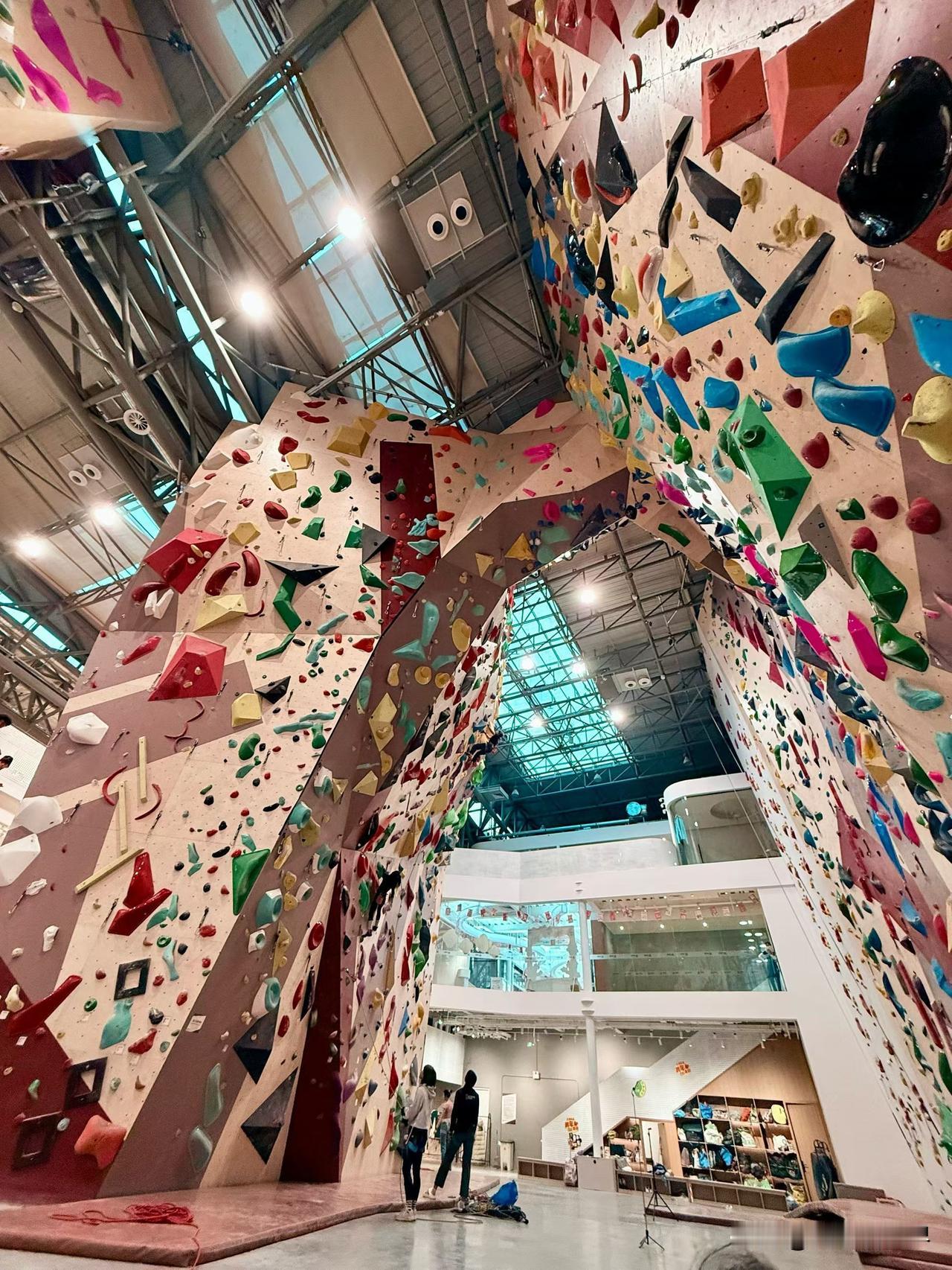 在乎别人对自己的看法，才会知道自己哪些方面有欠缺或做的不够，才会找机会或想改变自