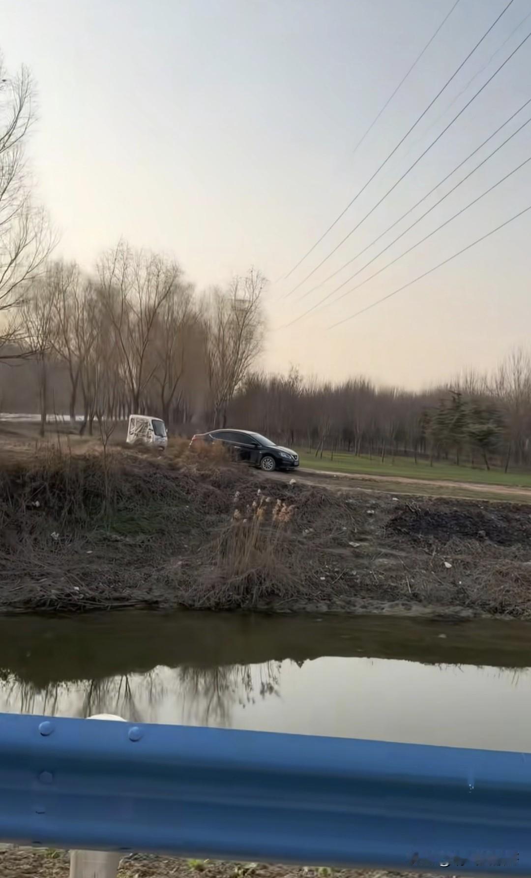 此情此景
不禁让我想到一句词
夕阳西下，断肠人在天涯……