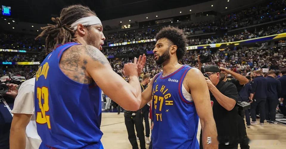 掘金两位大神，前有戈登，后有穆雷
同样的50＋，同样的10记三分
单场50＋时常