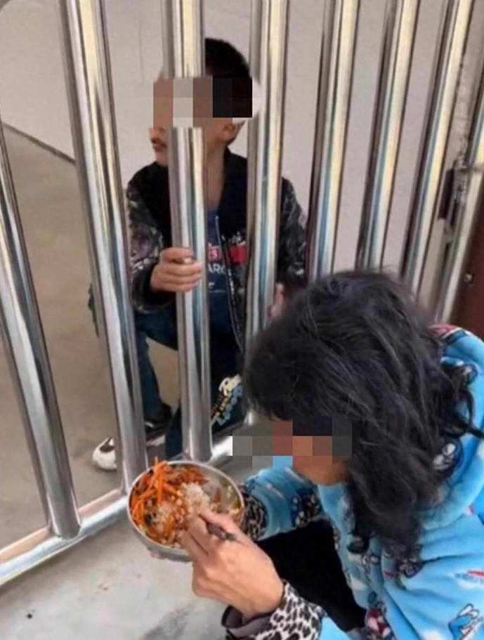 谁说只有爱情才能让人泪目？在学校门口，一位智力障碍的母亲守望着儿子，而儿子打饭后