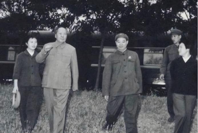 1957年，毛主席视察上海，他身边的是当时的大红人，华东局书记，同时也是上海市委
