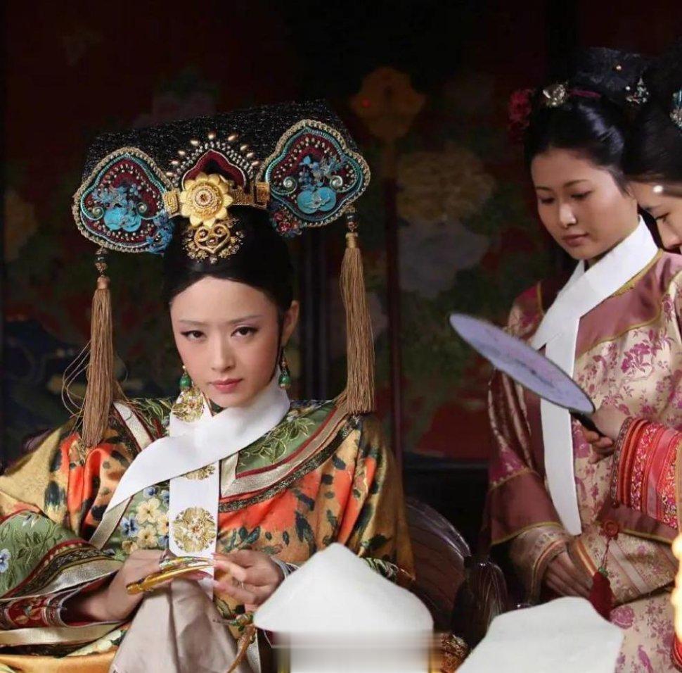 韩红某次在节目里，用了这么一句话评价蒋欣：“没人敢潜规则蒋欣，因为她会大嘴巴抽你