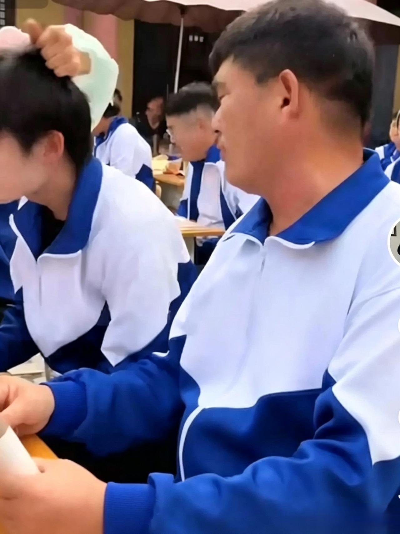 大衣哥穿上校服当起“学生”，这种怀旧扮演活动有新意吗？
 大衣哥现身古镇活动现场