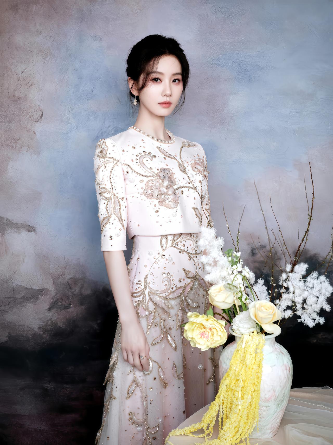 刘诗诗公开活动粉裙生图杀疯了！缎面刺绣+珍珠领，贵气感焊死在DNA里✨
谁懂啊！