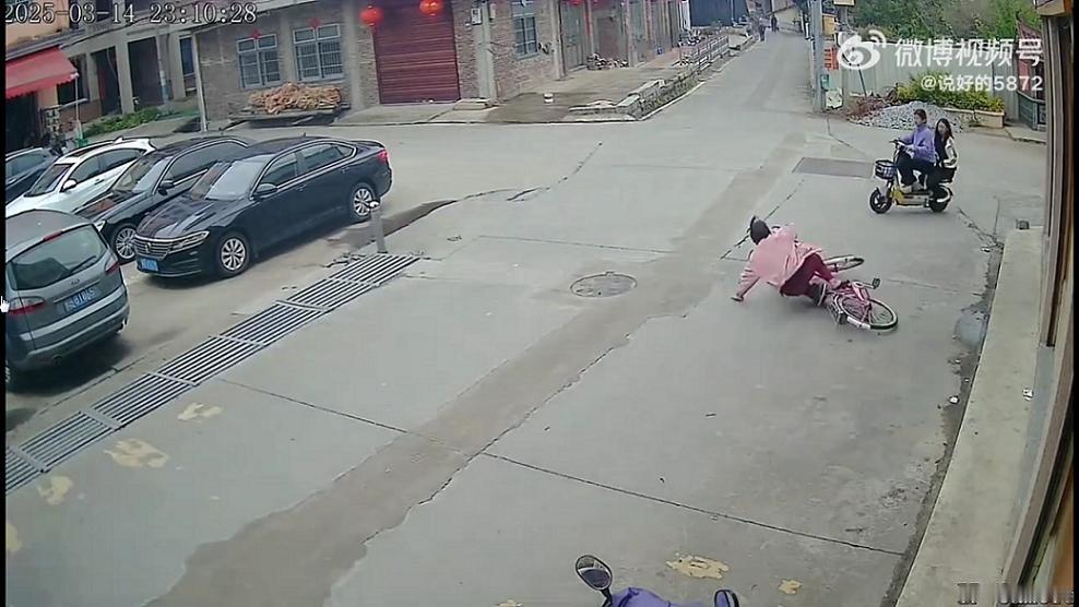 有感于自行车摔倒案，如果打喷嚏吓倒骑车老人怎么办？

去年3月，福建莆田一老年女