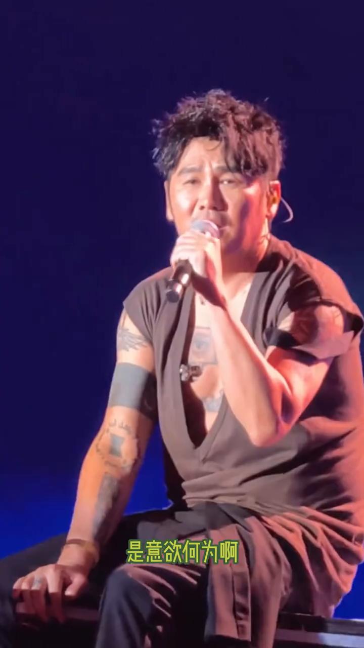 救命，一时之间不知道台下的粉丝到底是尖叫还是惨叫。曹格开演唱会唱到兴起的时候，直