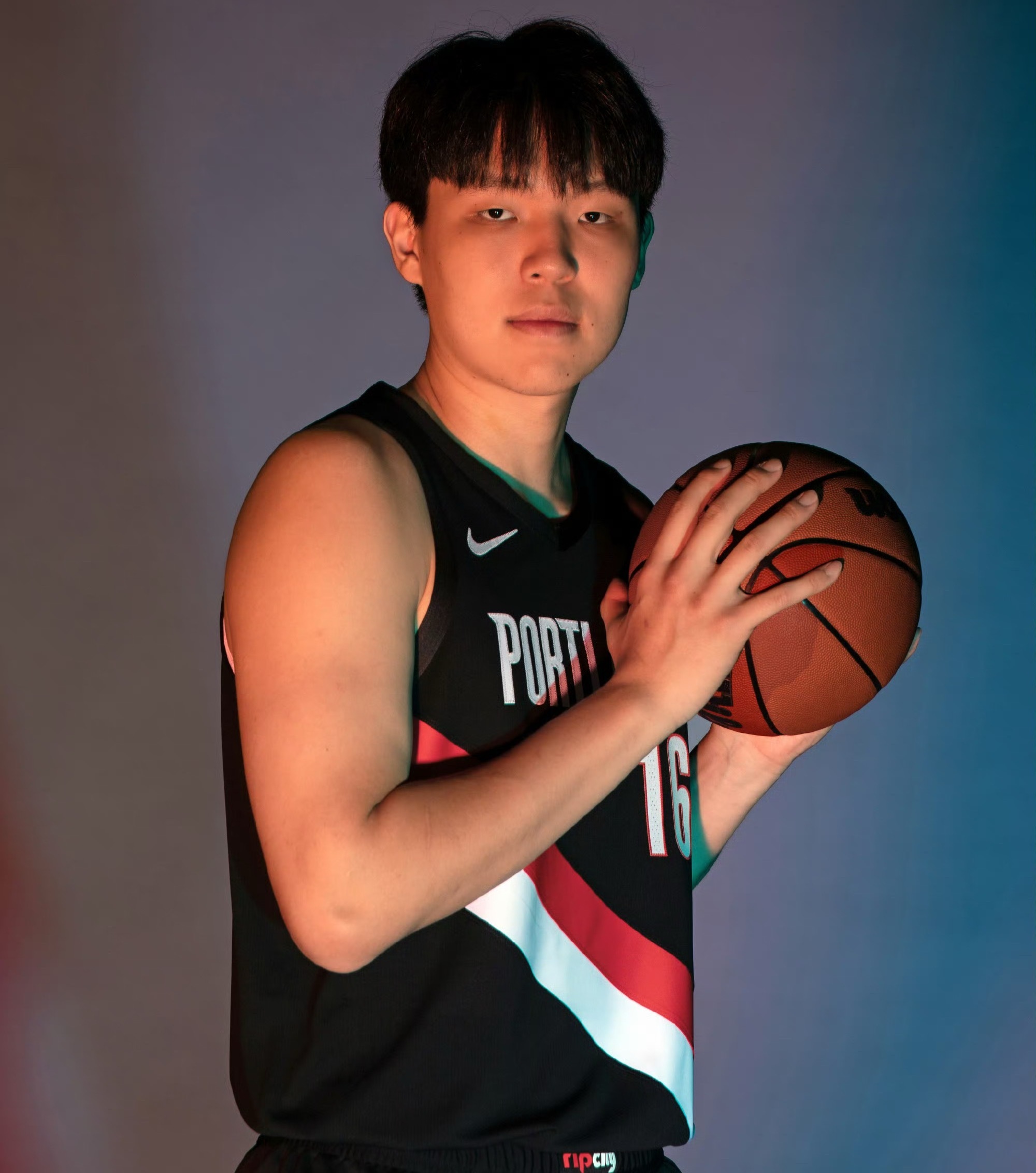杨瀚森犯满被罚下，结束了自己首场NBA季前赛，最终数据定格在了4分4板4失误6犯