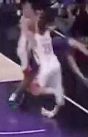 落地这一下真的吓人[裂开][裂开]#申京受伤# ​​​