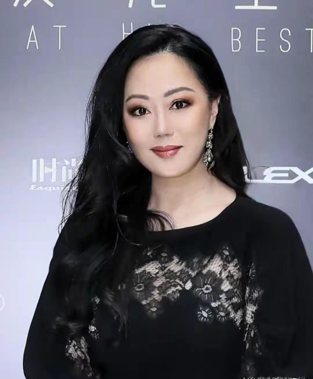 他破产，却骂她拜金。
1999年，钟镇涛投资楼市惨败，申请破产。
债务滚到2.5