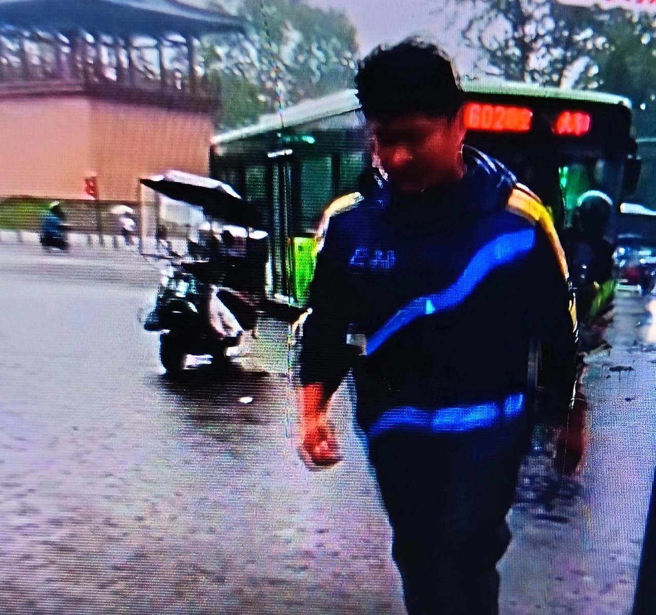 雨中的骑士：平凡人的英雄时刻


西安街头，暴雨如注。一名男子连人带车陷入窨井的
