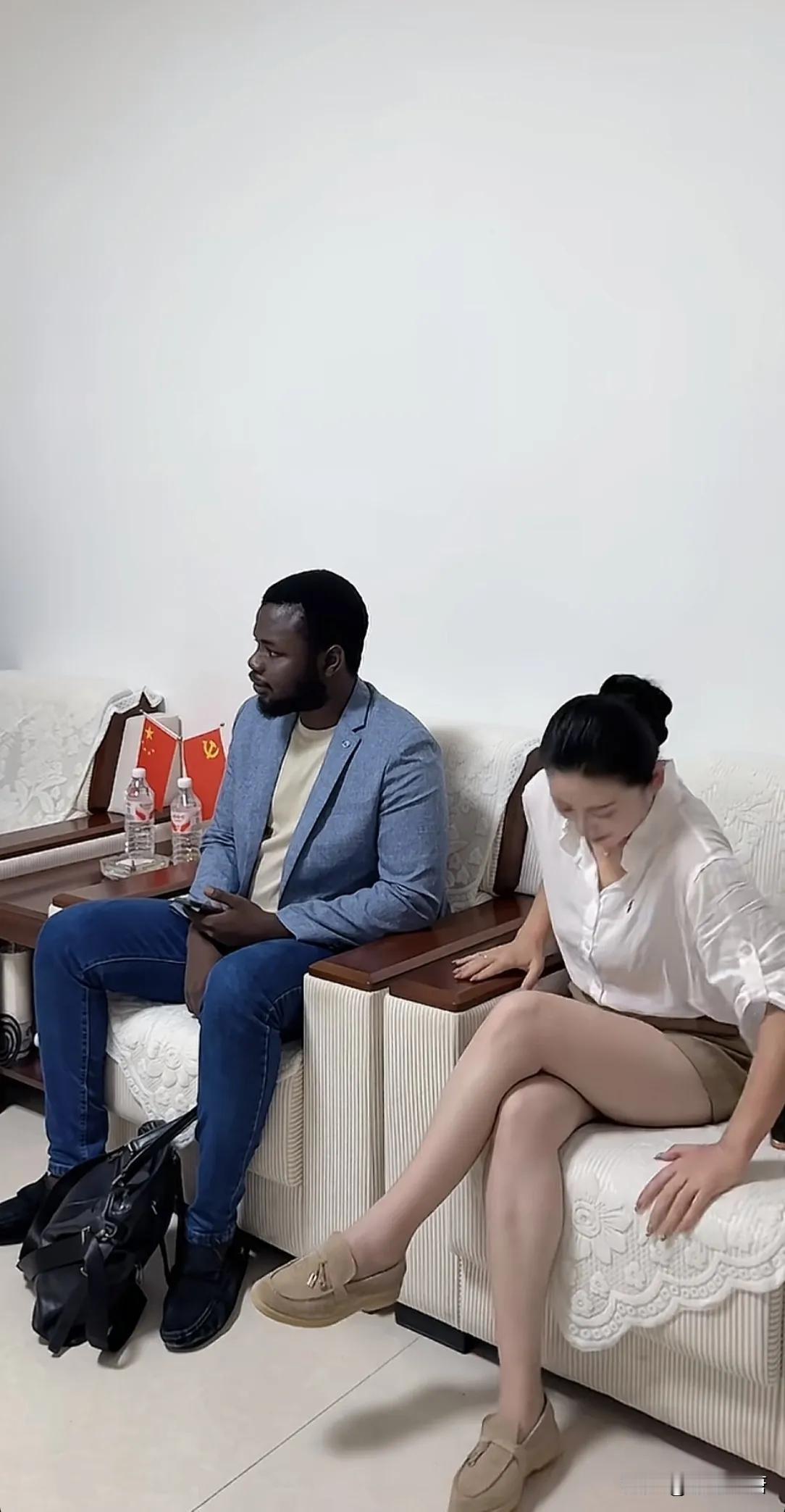 晒图笔记大赛非洲黑人鬣哥一遇到这位美女大姐，瞬间紧张到不停擦汗。再看美女这一笑，