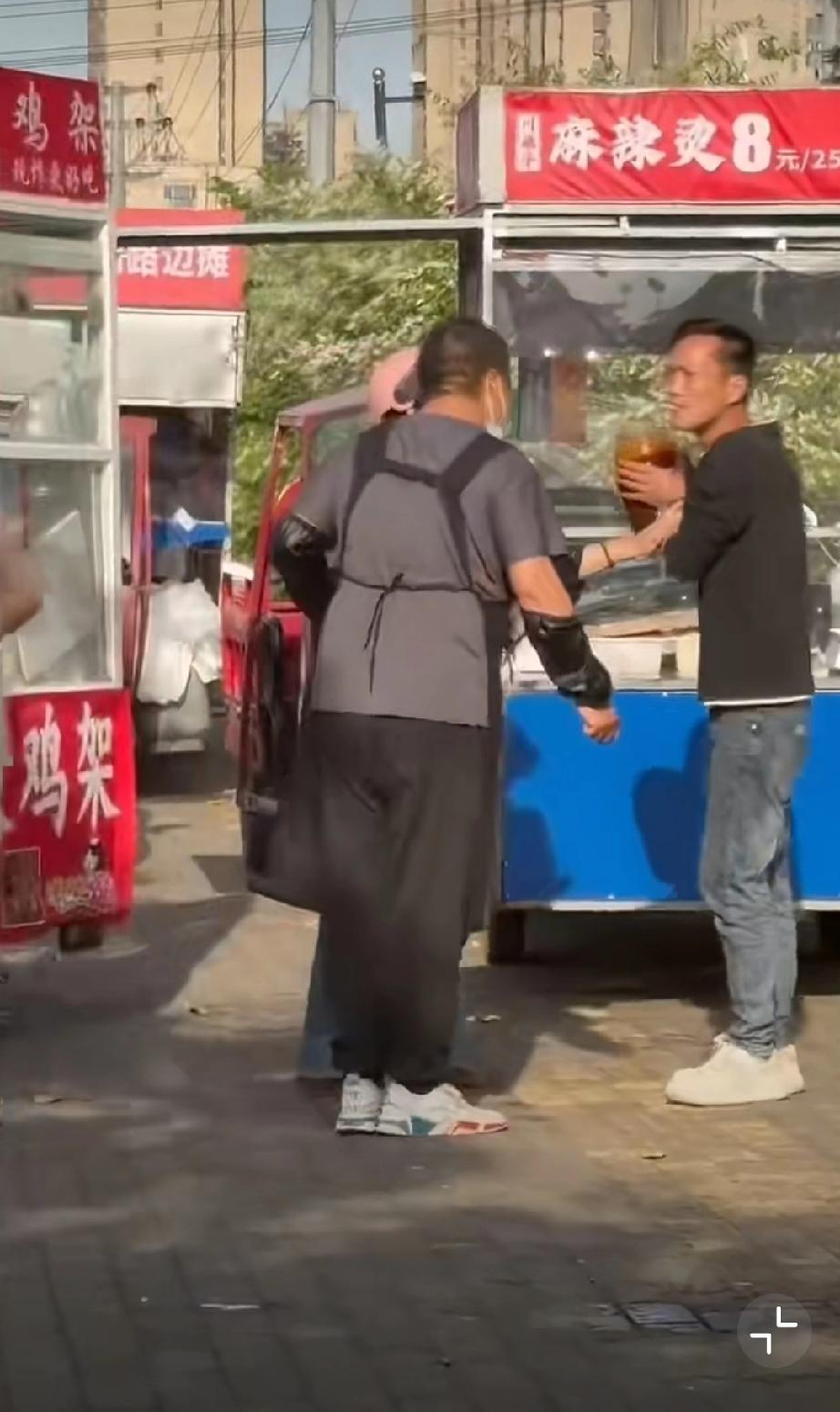摊位纠纷，男的往人脸上泼辣椒油，女的脱下内裤套在人头上。。。街头内裤 手搓辣椒油