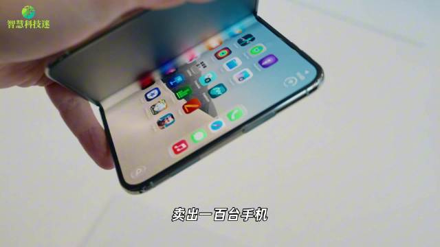 折叠屏火了7年，为啥至今没成主流？视频一针见血指出消费者面临的四道坎：价格贵、维修成本高、续航拉胯、