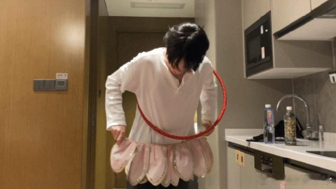 #井胧试了5套哪吒衣服# 看来这还真是一个隐藏的喜剧人啊，原来当初选择COS哪吒