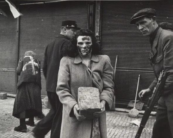1945年，二战结束后被强制重新铺设布拉格街道的德国妇女 