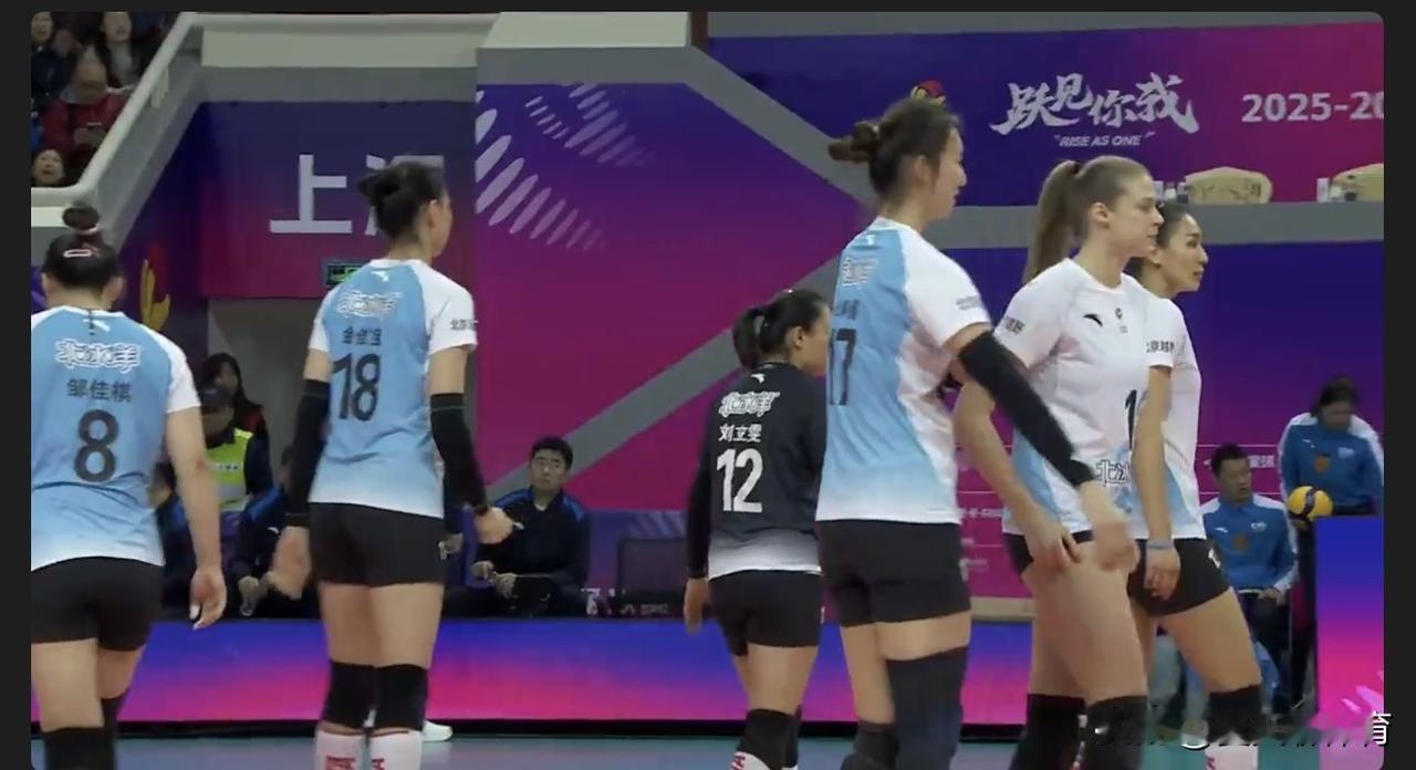 正在直播京沪女排焦点大战！主场作战的上海女排，尽遣主力出战，主攻线仲慧和沃龙科娃