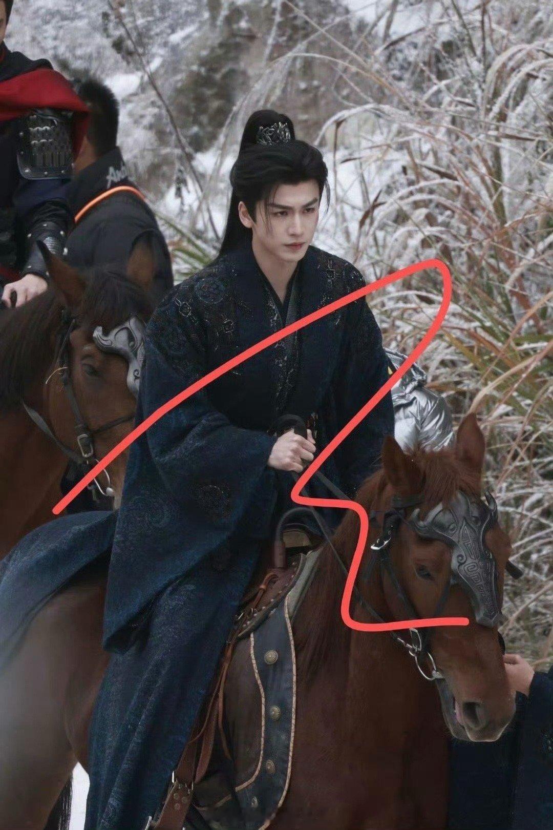 张凌赫骑马路透，脸立体得连生图也扛得住 