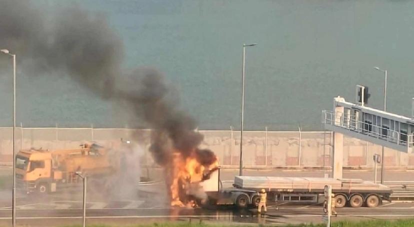 港珠澳大桥香港连接路发生车辆起火事件。周二（21日）下午约5时许，一辆拖头拖着载