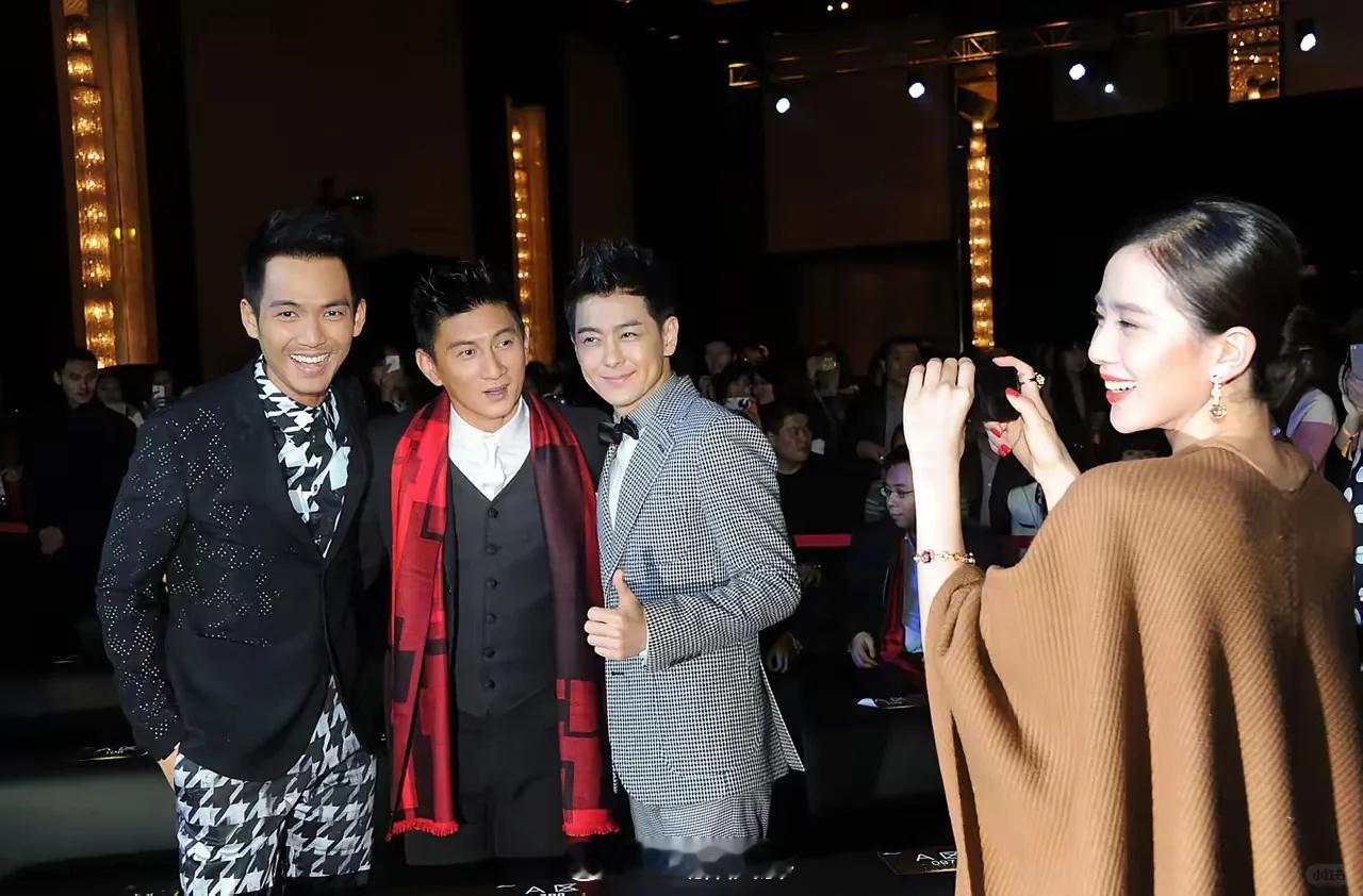 刘诗诗给吴奇隆、林志颖、钟汉良三大男神拍照，把头转过去不直视三人，但脸上却笑得开