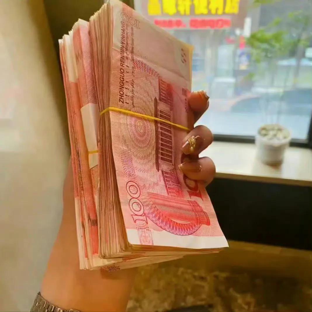 王尔德有一句非常经典的话：
“过自己想要的生活，
不是自私；
但要求别人按自己的
