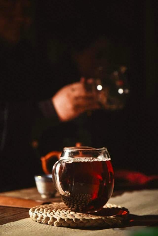 普洱是粗茶还是天价茶？从贡茶到崩盘，千年身世一次讲透