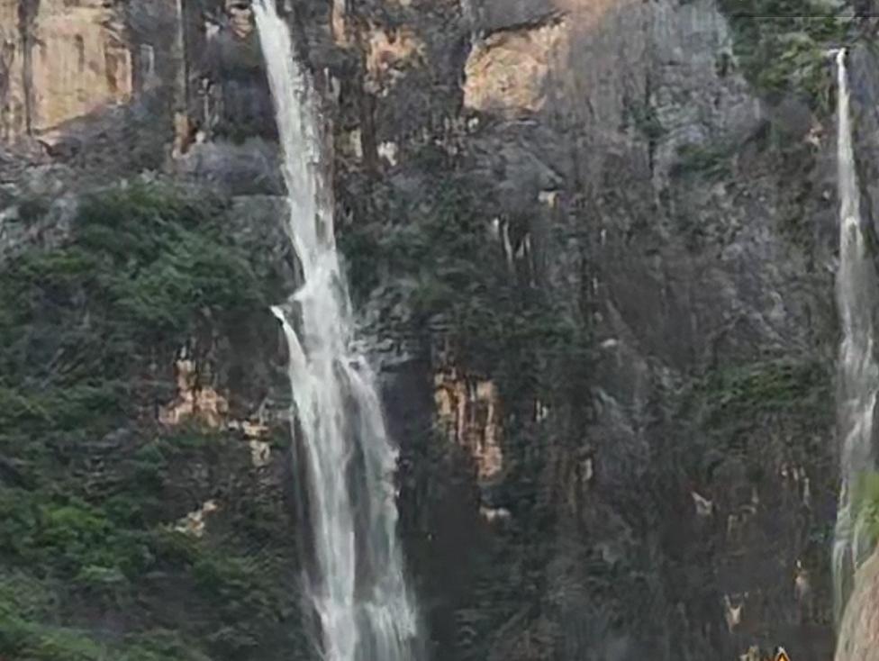 雨歇群山翠色新，
幽谷流泉净凡尘。
长风漫送林间爽，
闲赏风光自在人。
山西长治