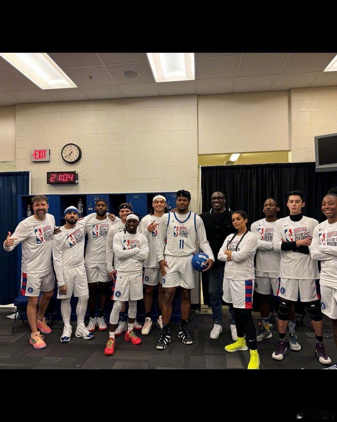 #王鹤棣NBA休息室合照# 王鹤棣晒与NBA名人赛队员休息室合照，唯一参赛的中国