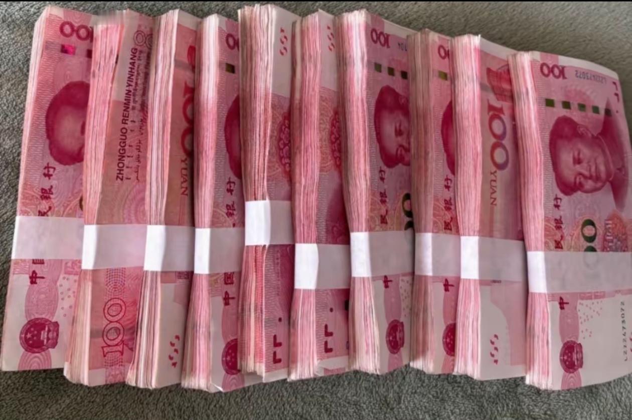 朋友还了我10万现金，现在该买黄金还是存起来？
 
12月金价涨到了962元一克