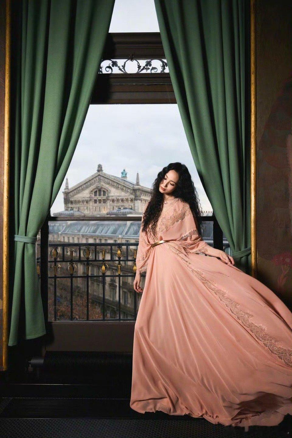 不知道 王紫璇的脸很美妙 这身秀场造型与王紫璇的气质简直是天作之合。温柔贵气的纱