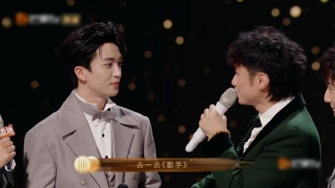 古巨基打包黄子弘凡李昊去歌手  古巨基唱了这一首歌就是让人很感动，他也是给予的他