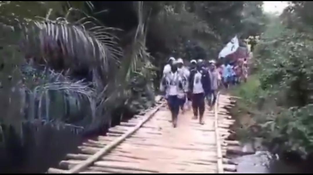 刚果一座桥梁于通车首日坍塌。该桥梁由刚果总统主导修建，耗资超200万美元。