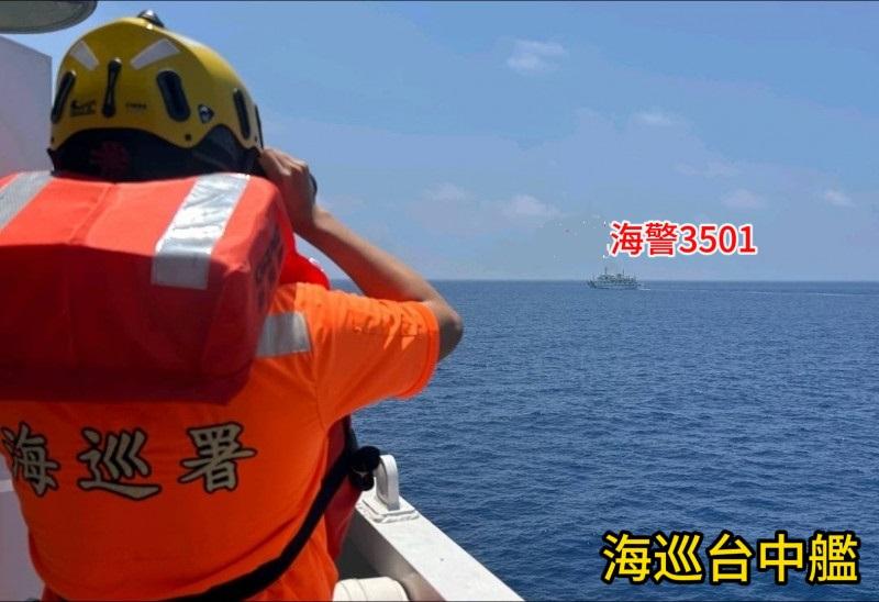 我海警船在东沙遭台“海巡”舰33小时拦截，昨天傍晚才结束对峙。 

我方海警船明