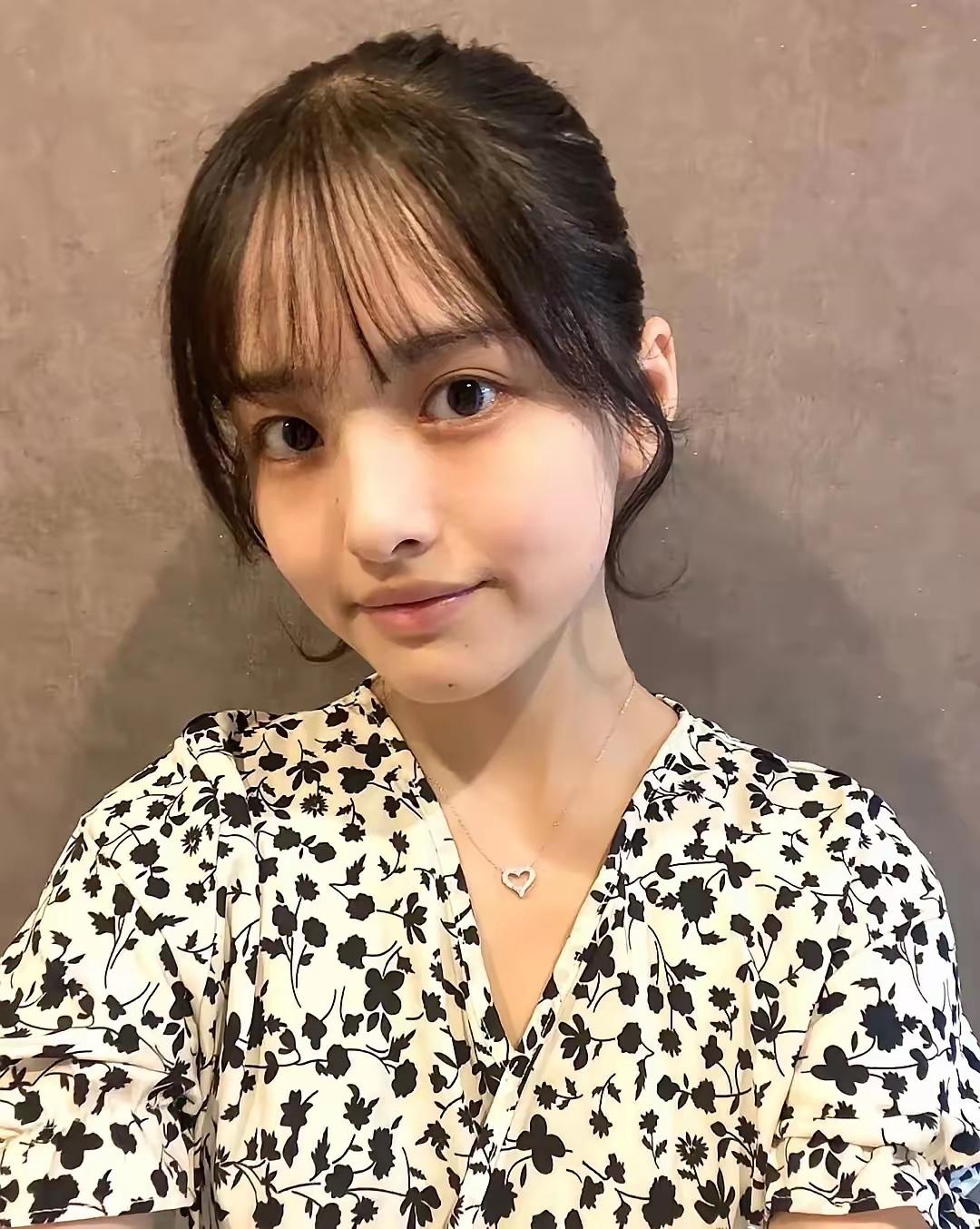 随着电影《功夫女足》的热映，

今年刚刚19岁的小美女雪野以“星女郎”走进了大众