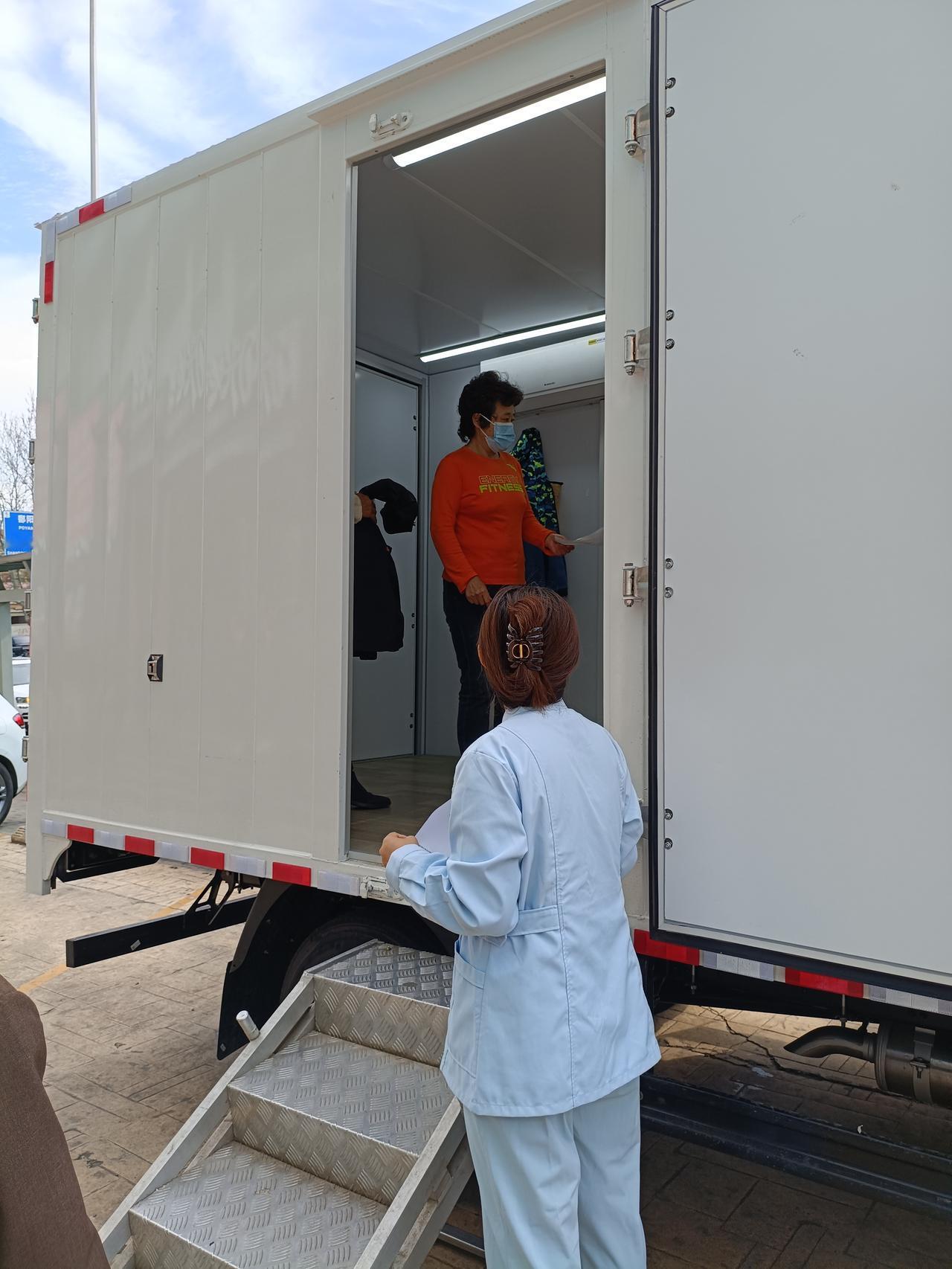 今天社区医院来了一台医疗器械车，给老年人拍肺部片。

    上周就接到电话通知