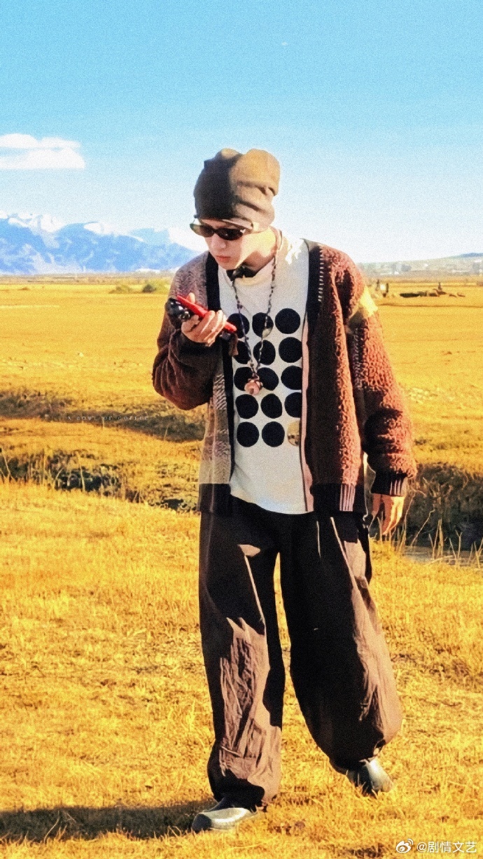网友偶遇张晚意还握手了羡慕哭，网友在新疆偶遇张晚意，顺利和他握手。他从容大方，接