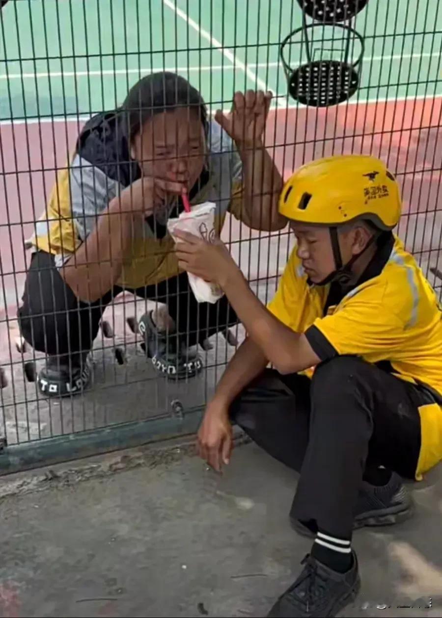 绝了！私立寄宿学校女校生为喝奶茶，竟让外卖小哥当“人形支架”，铁丝网外叼吸管狂嗦